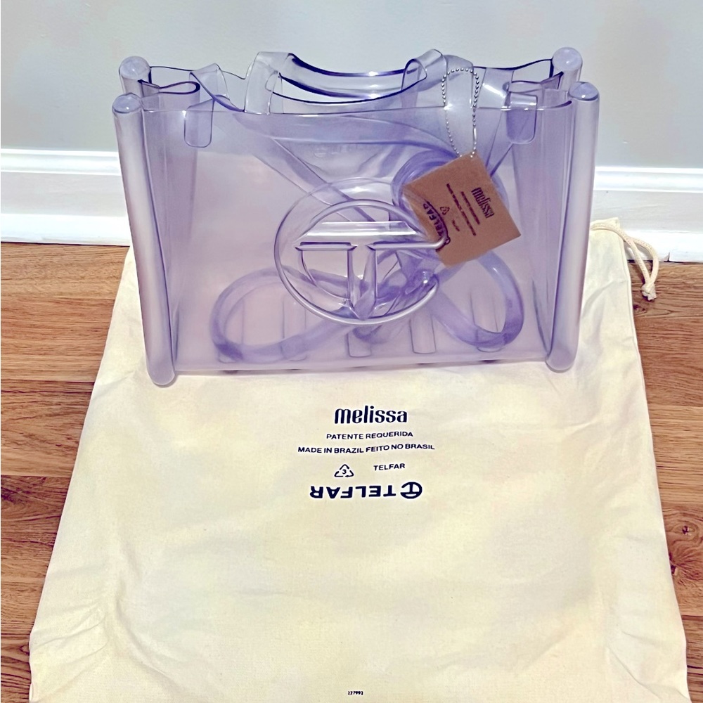 Materials
100% PVC This transparent shopper is completely water-resistant.